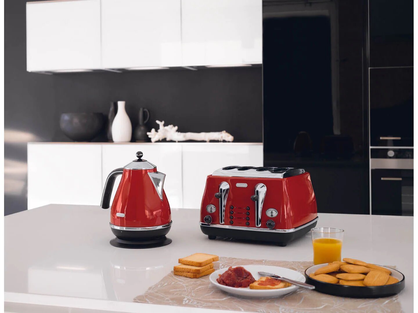 Delonghi 220 volt Kettle Red Color KBO3001.R 220v 240 volts